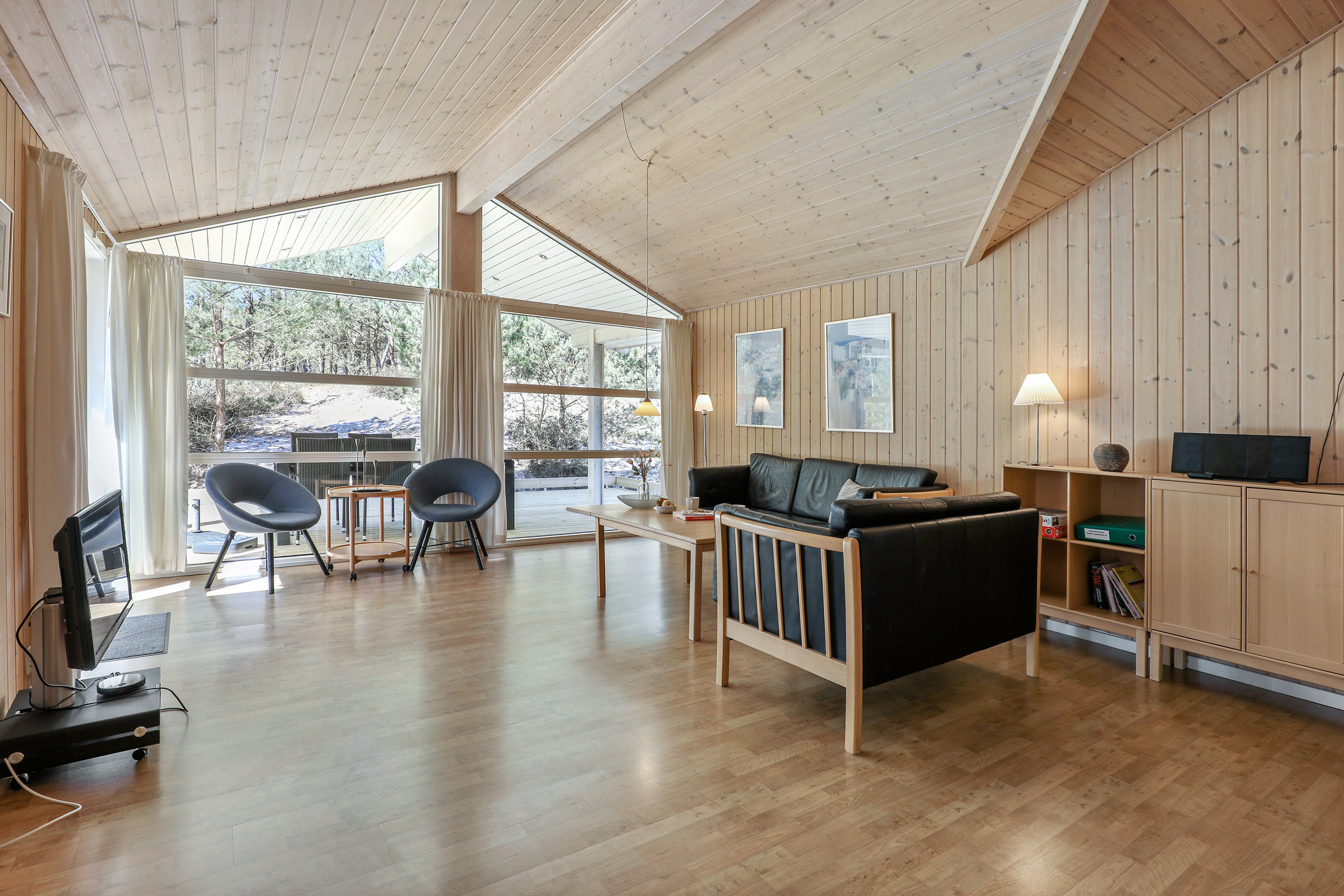 Nye billeder af stuen i sommerhuset i Dueodde.