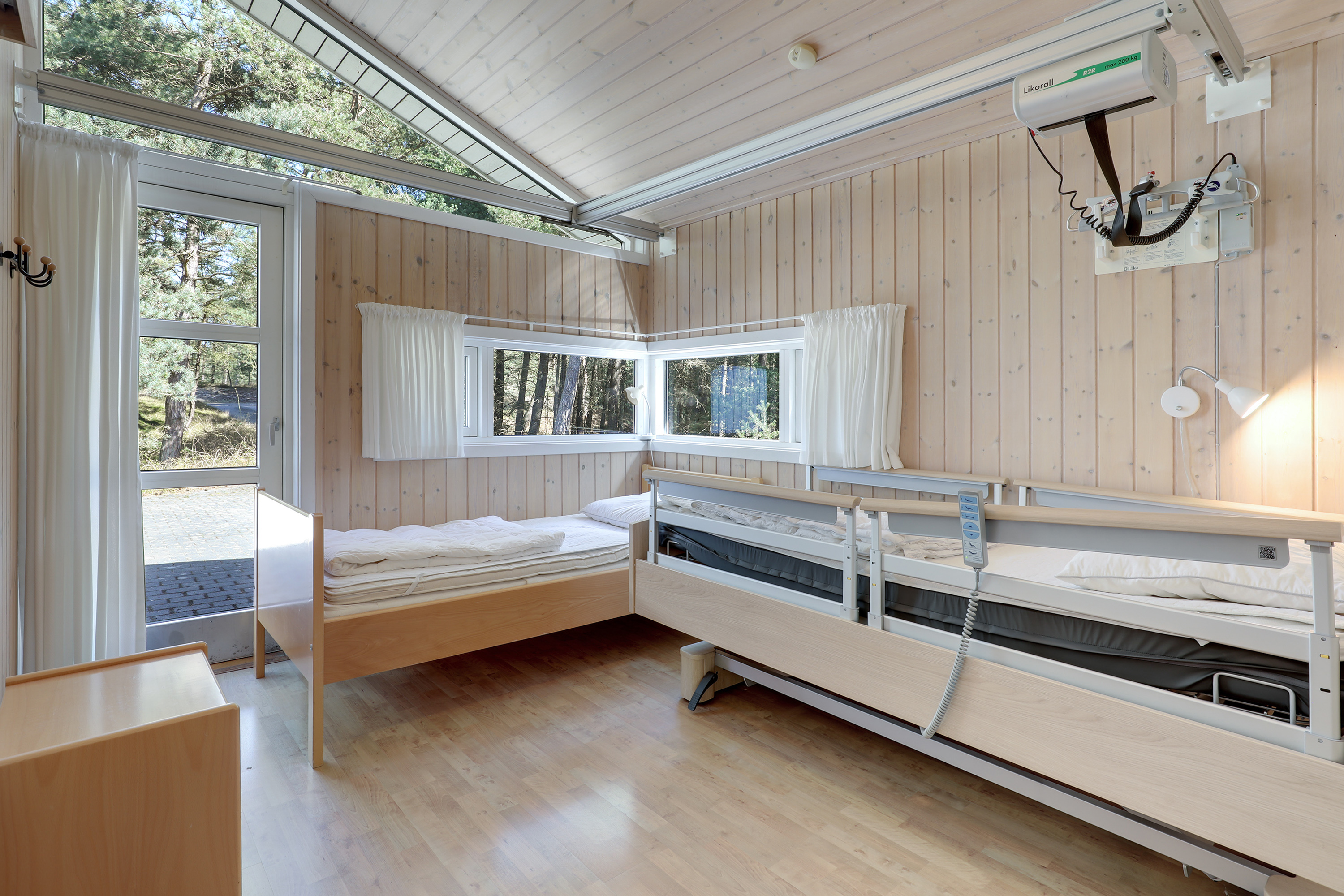 Nye billeder af et vaerelse i sommerhuset i Dueodde.