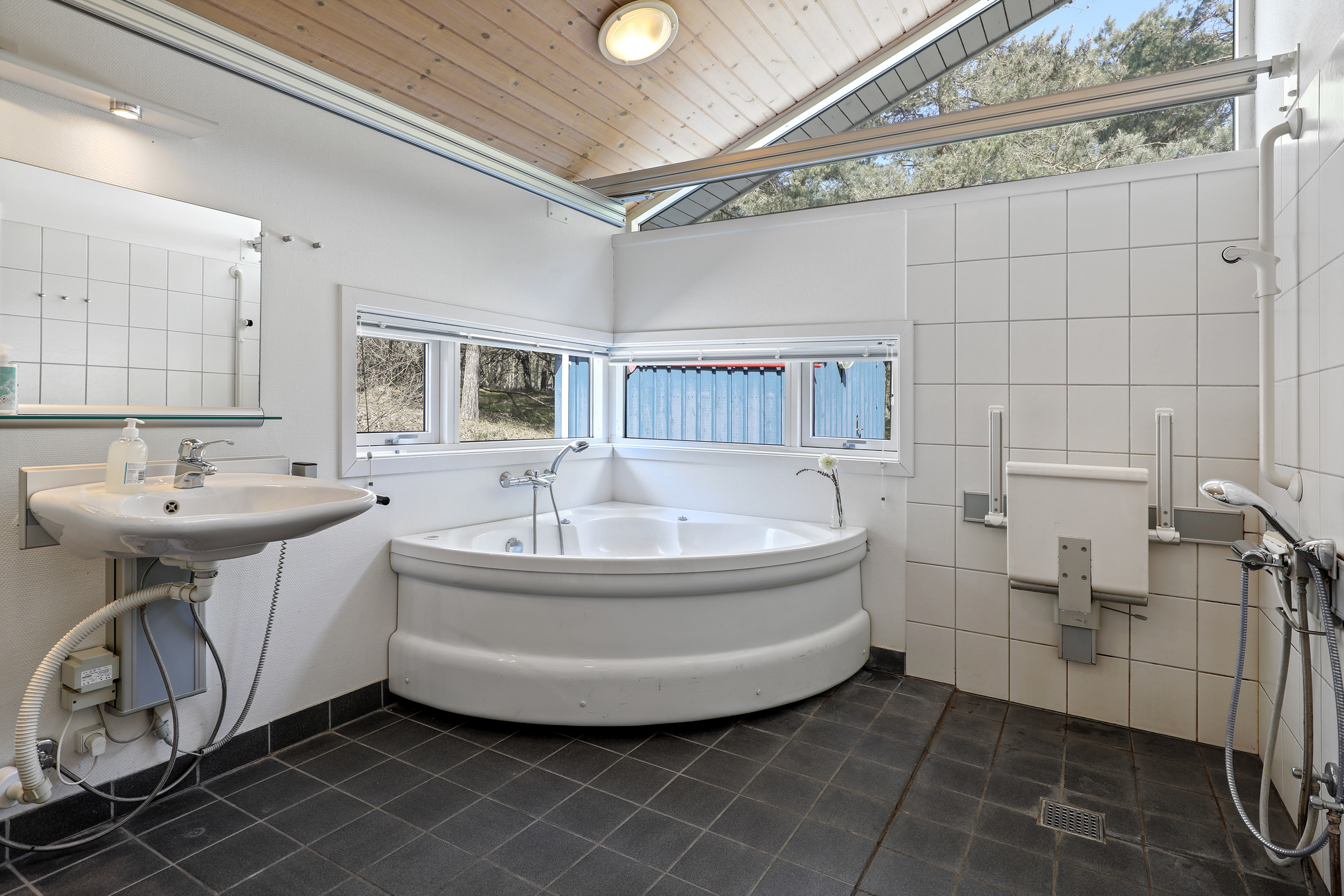 Nye billeder af badevaerelset i sommerhuset i Dueodde.