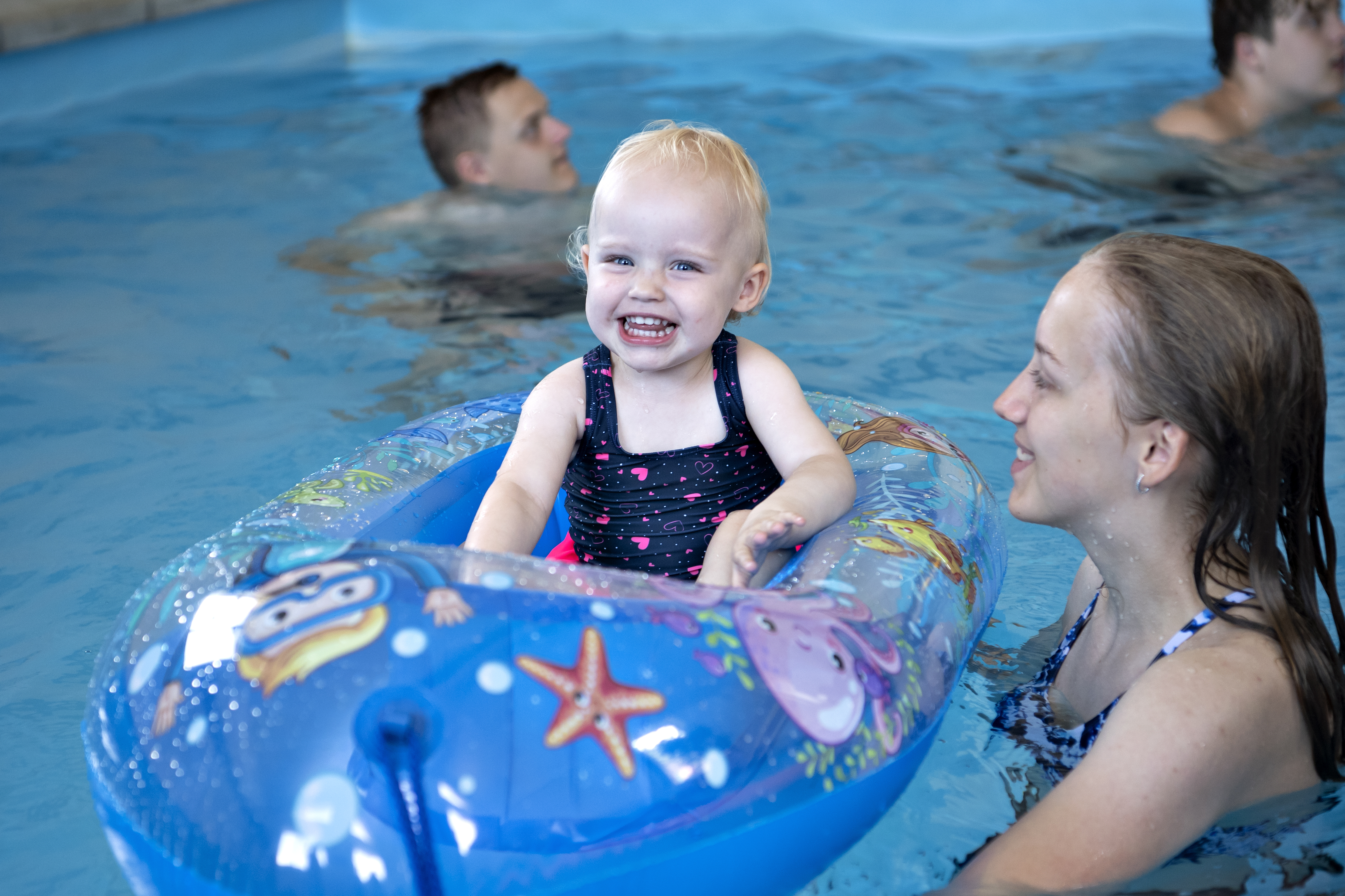En familie i swimmingpool