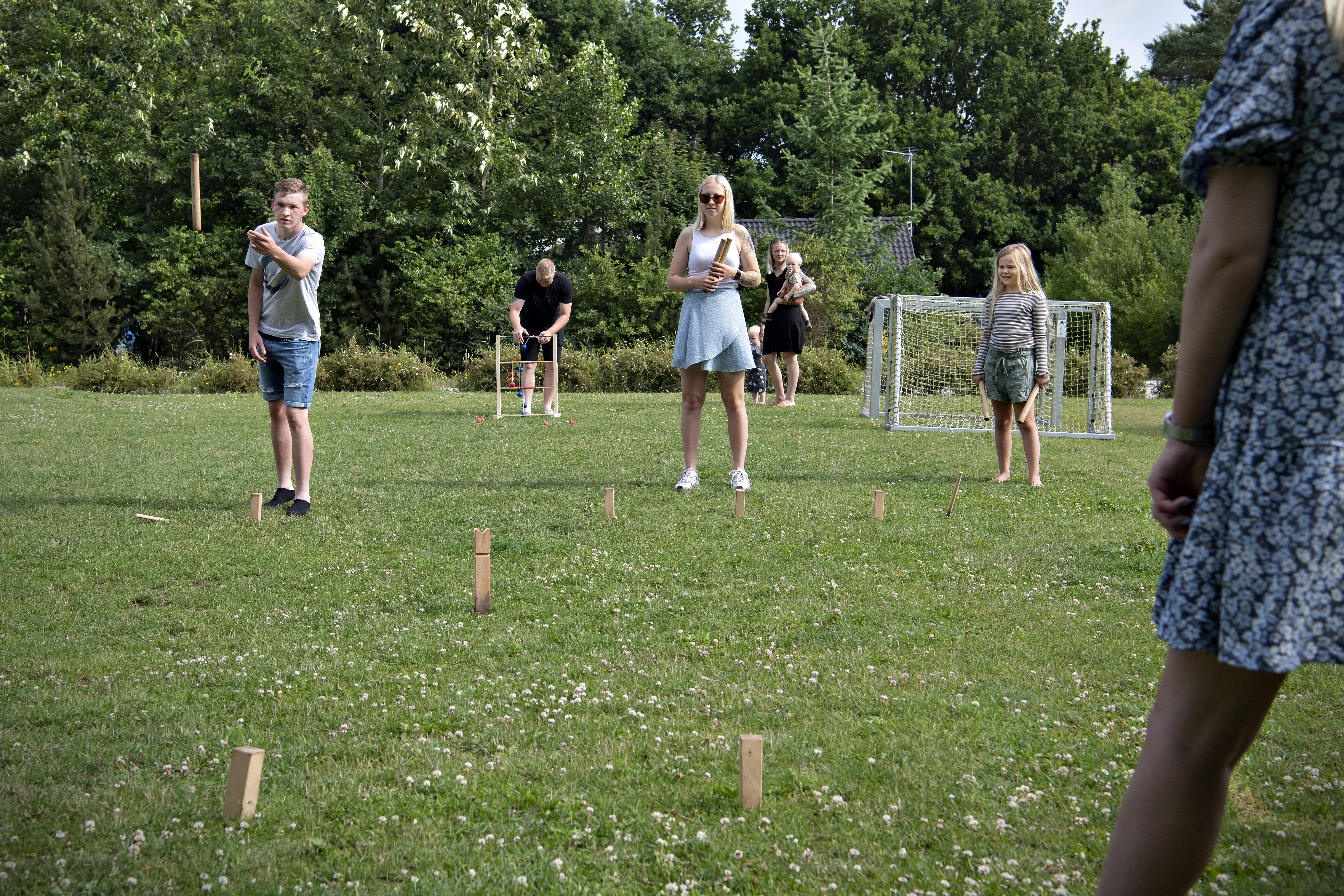 En familie spiller kongespil