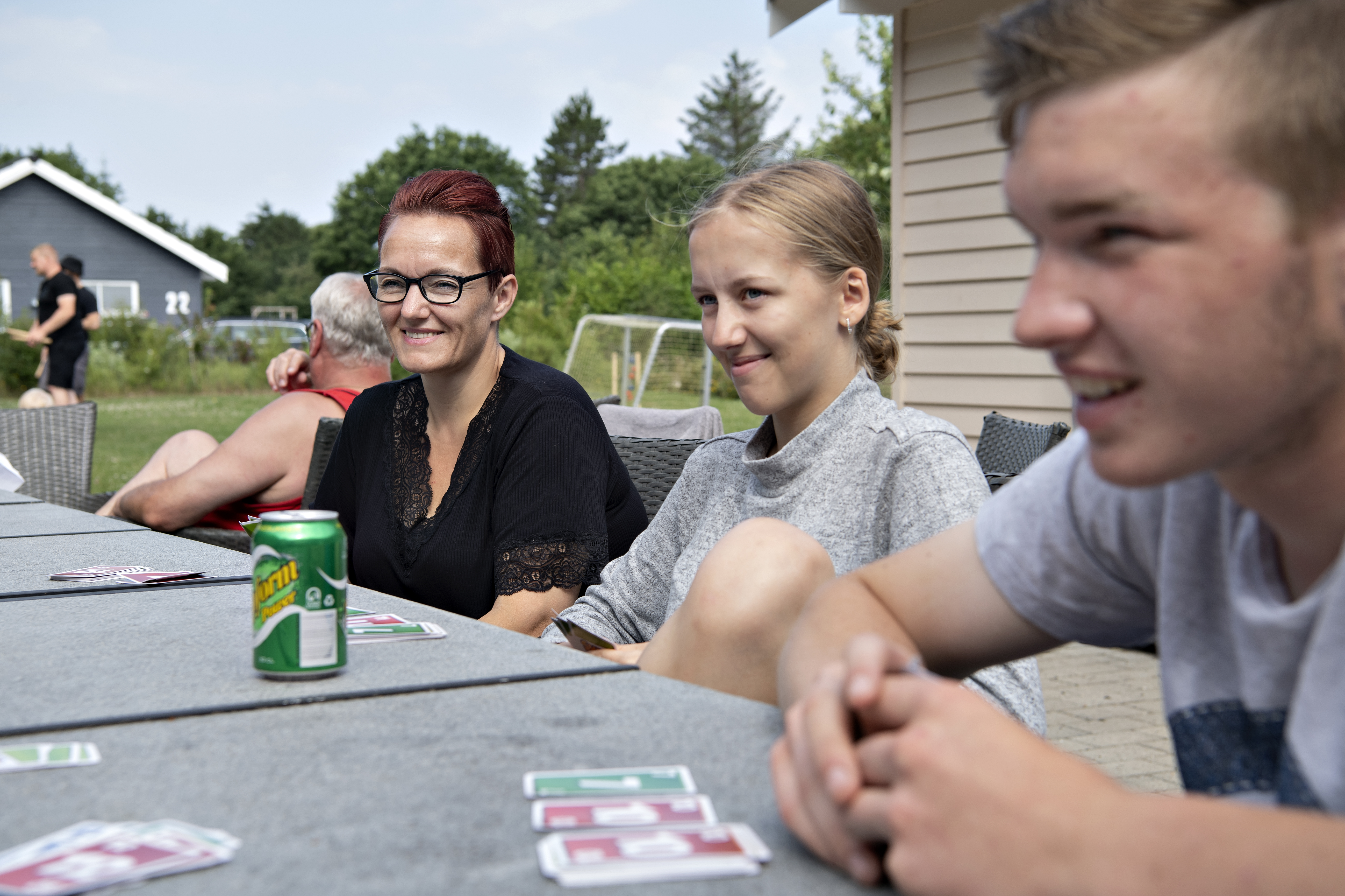 En familie spiller kort