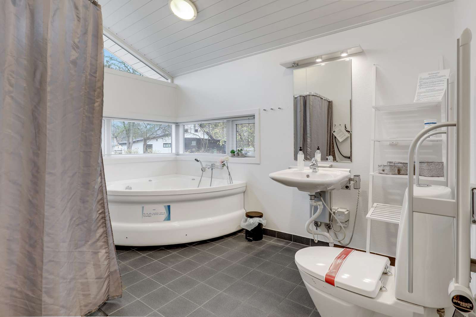 Badeværelset i sommerhuset i Balka Strand