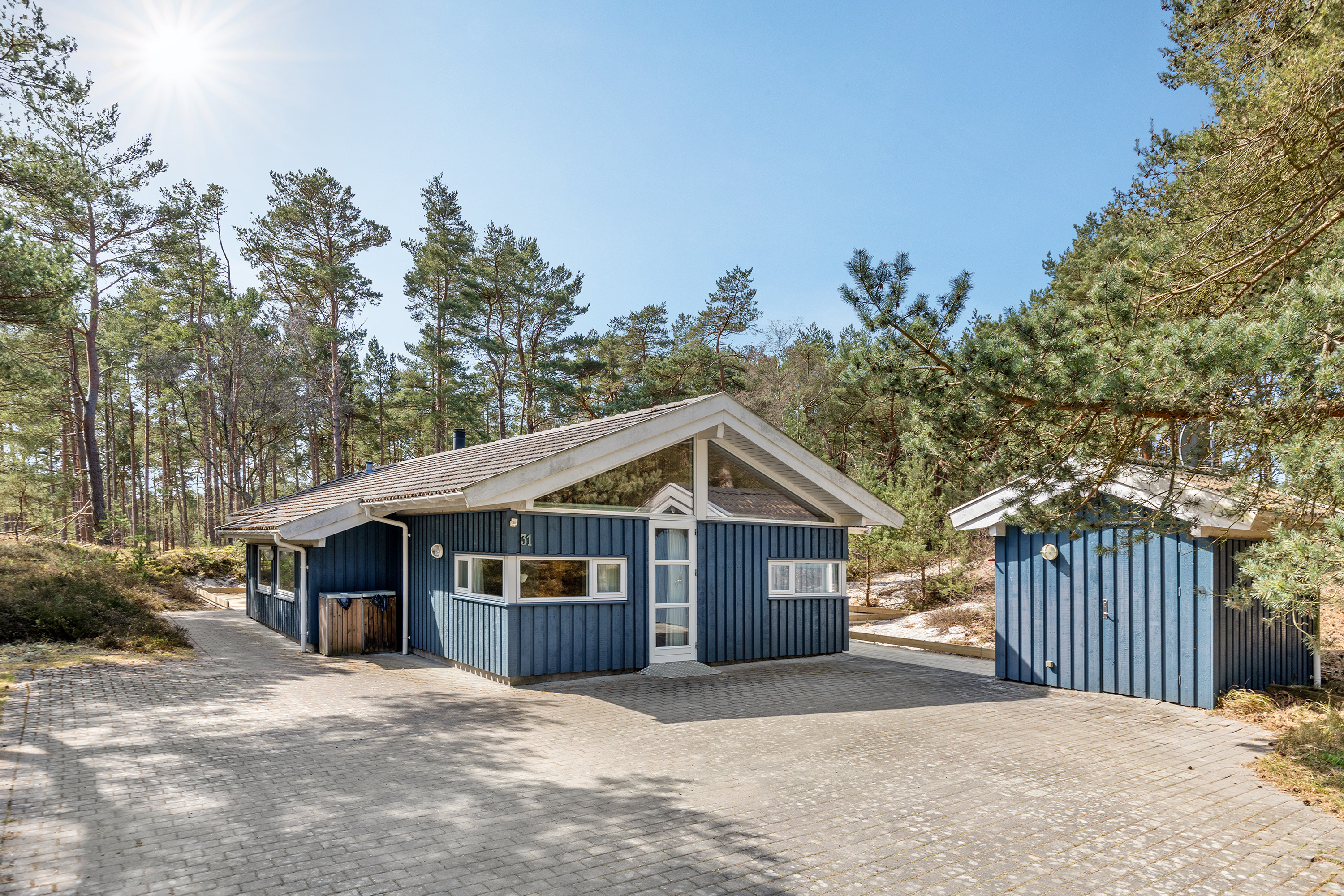 Nye billeder af sommerhuset i Dueodde set udefra.